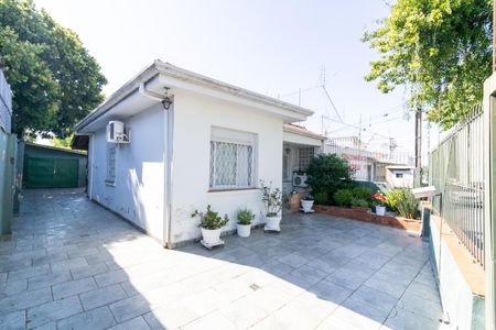 Casa à venda com 500m², 2 quartos e 2 vagas Casa à venda com 500m², 2 quartos e 2 vagasFachada