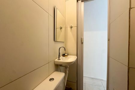 Banheiro de kitnet/studio para alugar com 1 quarto, 24m² em Botafogo, Rio de Janeiro