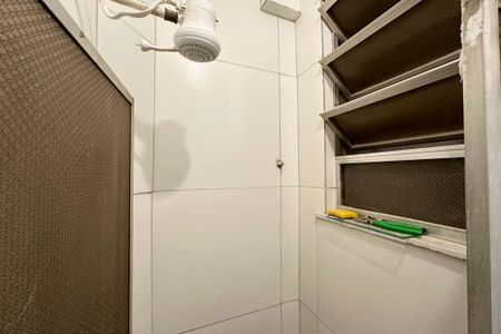 Banheiro de kitnet/studio para alugar com 1 quarto, 24m² em Botafogo, Rio de Janeiro