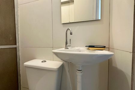 Banheiro de kitnet/studio para alugar com 1 quarto, 24m² em Botafogo, Rio de Janeiro