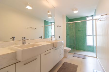 Apartamento à venda com 145m², 3 quartos e 1 vaga Apartamento à venda com 145m², 3 quartos e 1 vagaBanheiro da Suíte