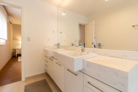 Apartamento à venda com 145m², 3 quartos e 1 vaga Apartamento à venda com 145m², 3 quartos e 1 vagaBanheiro da Suíte