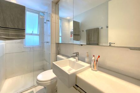 Apartamento à venda com 136m², 4 quartos e 3 vagas Apartamento à venda com 136m², 4 quartos e 3 vagasBanheiro da Suíte 1