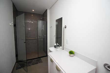 Banheiro de kitnet/studio para alugar com 1 quarto, 30m² em Centro Histórico, Porto Alegre