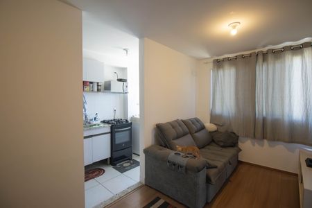 Sala de apartamento para alugar com 2 quartos, 42m² em Colubandê, São Gonçalo