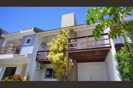 Casa à venda com 145m², 3 quartos e 2 vagas Casa à venda com 145m², 3 quartos e 2 vagasFachada