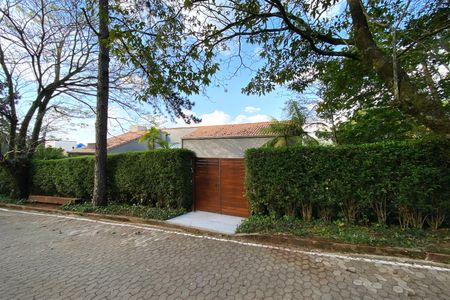 Casa de condomínio à venda com 630m², 5 quartos e 4 vagas Casa de condomínio à venda com 630m², 5 quartos e 4 vagasFachada