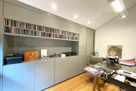 Casa de condomínio à venda com 630m², 5 quartos e 4 vagas Casa de condomínio à venda com 630m², 5 quartos e 4 vagasEscritório