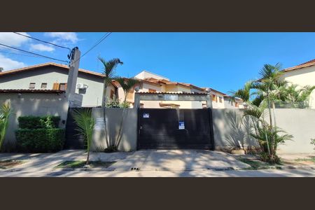 Casa de condomínio à venda com 92m², 3 quartos e 1 vaga Casa de condomínio à venda com 92m², 3 quartos e 1 vagaFachada