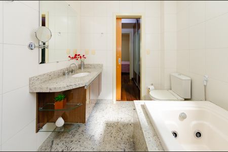 Apartamento à venda com 155m², 4 quartos e 3 vagasBanheiro suíte 2