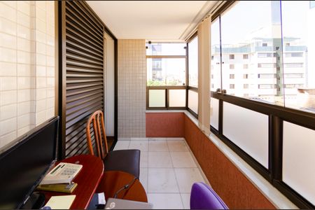 Apartamento à venda com 155m², 4 quartos e 3 vagasVaranda suíte 2