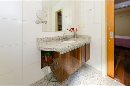 Apartamento à venda com 155m², 4 quartos e 3 vagasBanheiro suíte 2