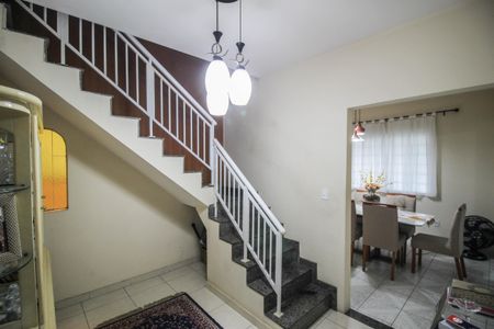 Apartamento para alugar com 170m², 2 quartos e sem vaga Apartamento para alugar com 170m², 2 quartos e sem vagaHall Escada