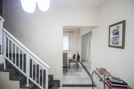 Apartamento para alugar com 170m², 2 quartos e sem vaga Apartamento para alugar com 170m², 2 quartos e sem vagaHall Escada
