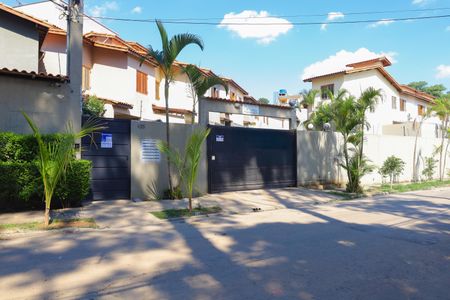 Casa de condomínio à venda com 130m², 3 quartos e 1 vagaFachada do condomínio - Placa instala no portão do condomínio - Código da placa IYJT-50
