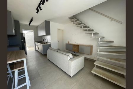 Sala de casa de condomínio para alugar com 2 quartos, 52m² em Chácara Ondas Verdes, Cotia