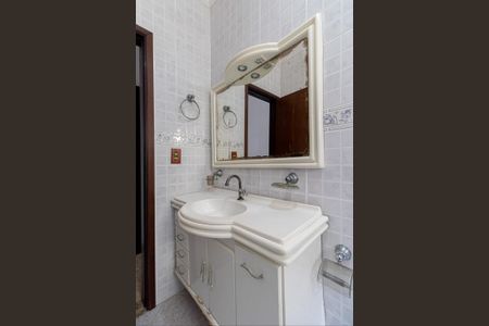 Casa à venda com 200m², 3 quartos e 2 vagas Casa à venda com 200m², 3 quartos e 2 vagasBanheiro Suíte