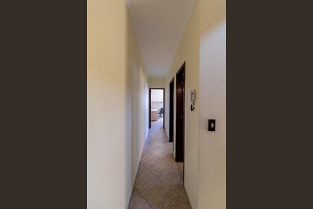 Casa à venda com 200m², 3 quartos e 2 vagas Casa à venda com 200m², 3 quartos e 2 vagasEscada