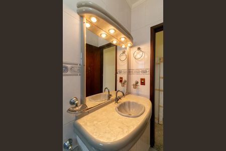 Casa à venda com 200m², 3 quartos e 2 vagas Casa à venda com 200m², 3 quartos e 2 vagasBanheiro