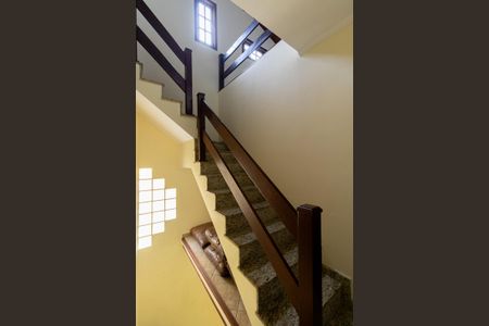 Casa à venda com 200m², 3 quartos e 2 vagas Casa à venda com 200m², 3 quartos e 2 vagasEscada