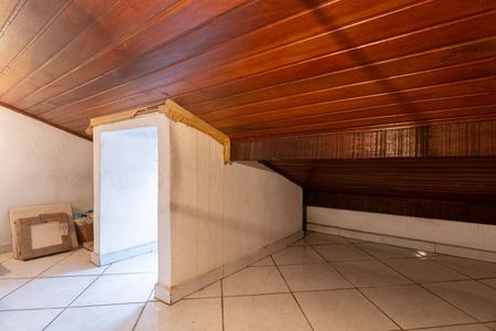 Casa à venda com 200m², 3 quartos e 2 vagas Casa à venda com 200m², 3 quartos e 2 vagasSótão