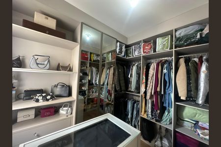 Apartamento à venda com 70m², 2 quartos e 2 vagas Apartamento à venda com 70m², 2 quartos e 2 vagasCloset da suíte
