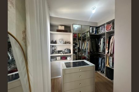 Apartamento à venda com 70m², 2 quartos e 2 vagas Apartamento à venda com 70m², 2 quartos e 2 vagasCloset da suíte