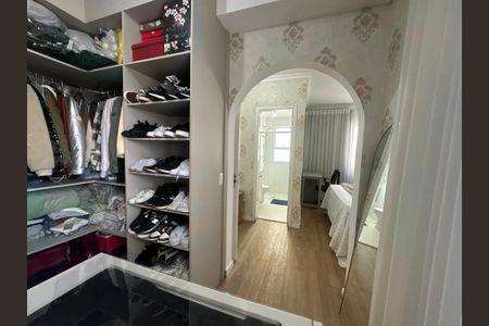 Apartamento à venda com 70m², 2 quartos e 2 vagas Apartamento à venda com 70m², 2 quartos e 2 vagasCloset da suíte