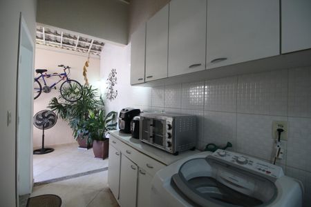 Casa de condomínio à venda com 315m², 6 quartos e 2 vagasEdícula - Área de Serviço