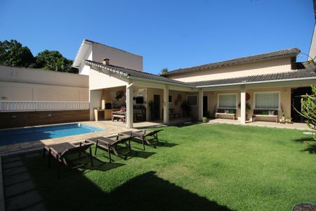 Casa de condomínio à venda com 315m², 6 quartos e 2 vagasQuintal