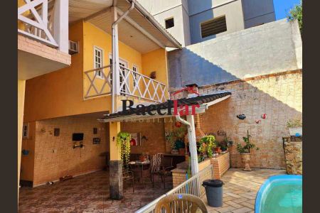 Casa de condomínio à venda com 196m², 5 quartos e 2 vagas