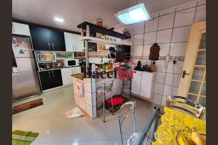 Casa de condomínio à venda com 196m², 5 quartos e 2 vagas