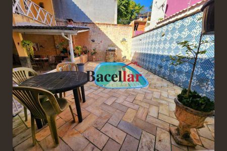 Casa de condomínio à venda com 196m², 5 quartos e 2 vagas