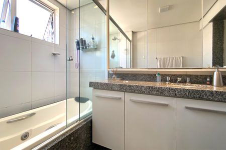 Apartamento à venda com 340m², 5 quartos e 3 vagasBanheiro da Suíte 1