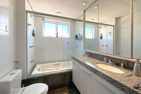 Apartamento à venda com 340m², 5 quartos e 3 vagasBanheiro da Suíte 1