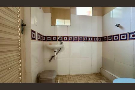 Casa à venda com 236m², 3 quartos e 2 vagasBanheiro 