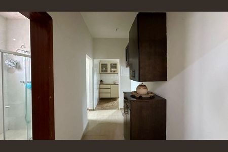 Casa à venda com 236m², 3 quartos e 2 vagasCorredor 