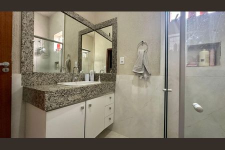 Casa à venda com 236m², 3 quartos e 2 vagasBanheiro 