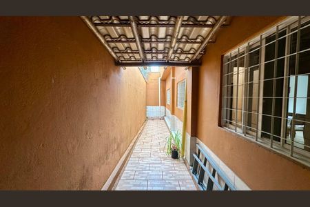 Casa à venda com 236m², 3 quartos e 2 vagasLateral da casa 