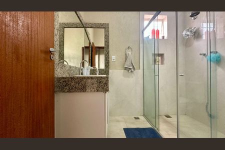 Casa à venda com 236m², 3 quartos e 2 vagasBanheiro 