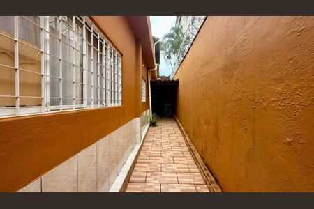 Casa à venda com 236m², 3 quartos e 2 vagasLateral da casa 