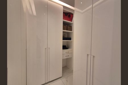 Apartamento à venda com 245m², 3 quartos e 3 vagasCloset suite 2