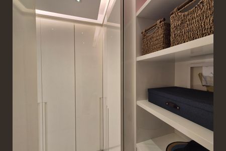 Apartamento à venda com 245m², 3 quartos e 3 vagasCloset suite 2