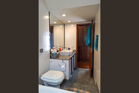 Casa à venda com 300m², 3 quartos e 2 vagasBanheiro da Suíte