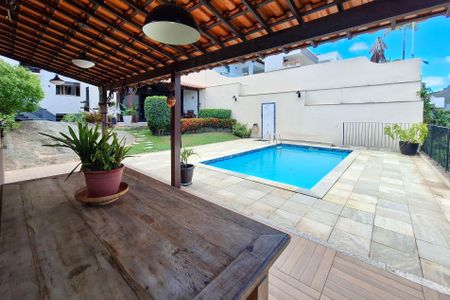 Casa à venda com 300m², 3 quartos e 2 vagasQuintal