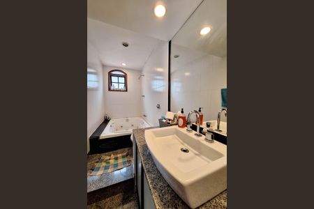 Casa à venda com 300m², 3 quartos e 2 vagasBanheiro da Suíte