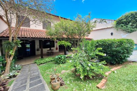 Casa à venda com 300m², 3 quartos e 2 vagasFachada