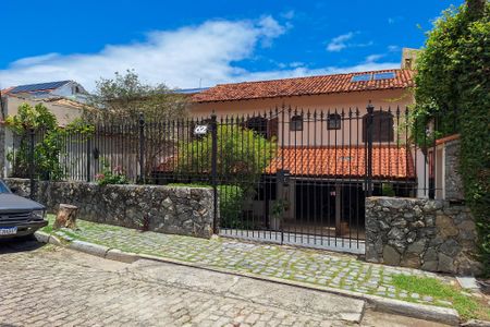Casa à venda com 300m², 3 quartos e 2 vagasFachada