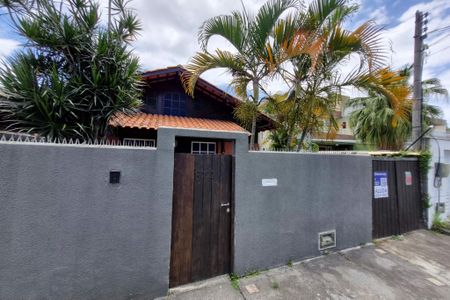 Casa para alugar com 360m², 4 quartos e 5 vagas Casa para alugar com 360m², 4 quartos e 5 vagasFachada