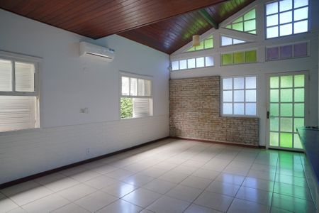 Casa para alugar com 360m², 4 quartos e 5 vagas Casa para alugar com 360m², 4 quartos e 5 vagasSala